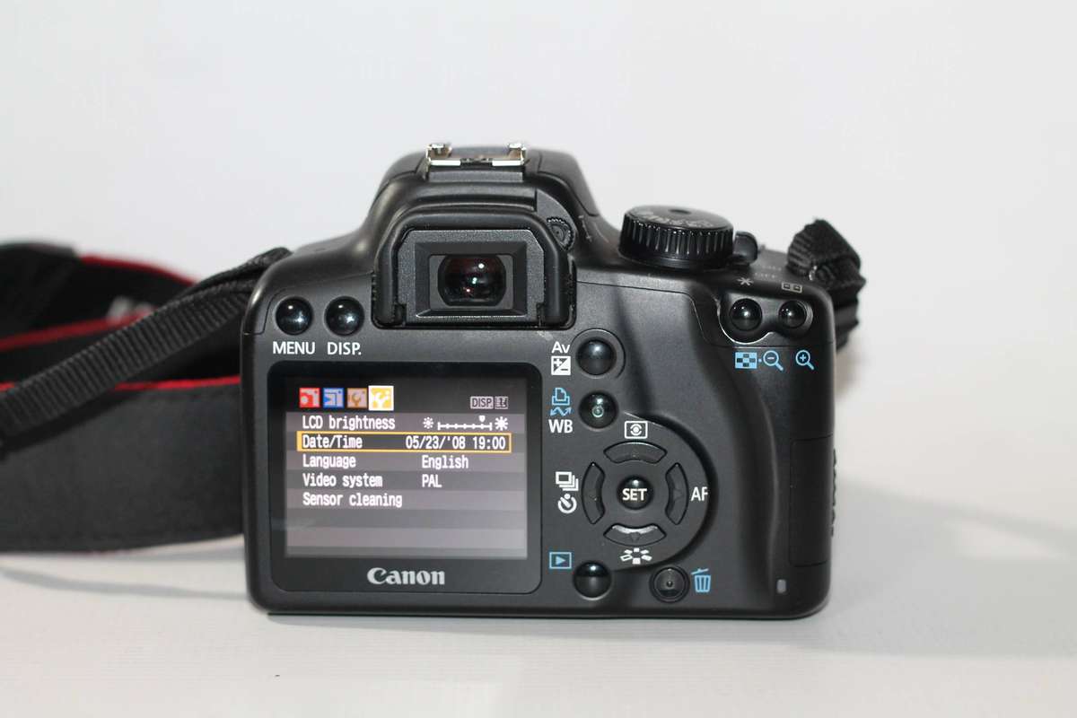 Canon EOS Rebel XS (1000D) SLR Digital Camera (Black) with 18-55mm IS Lens Kit