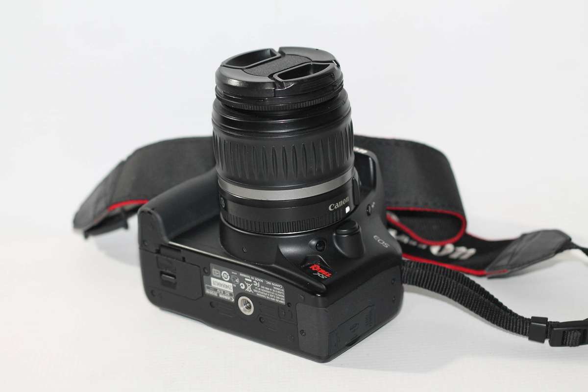 Canon EOS Rebel XS (1000D) SLR Digital Camera (Black) with 18-55mm IS Lens Kit