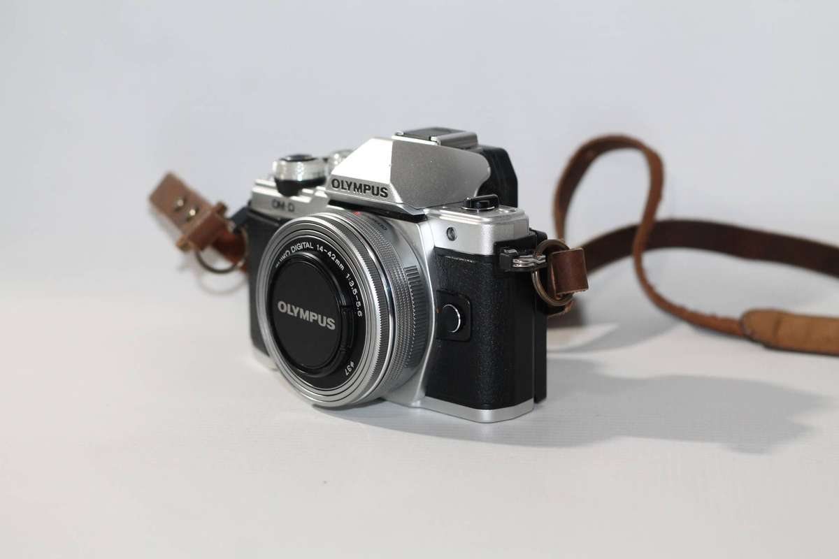 OLYMPUS OM-D E-M10 Mark II Mirrorless Camera WITH 14-42mm EZ Lens