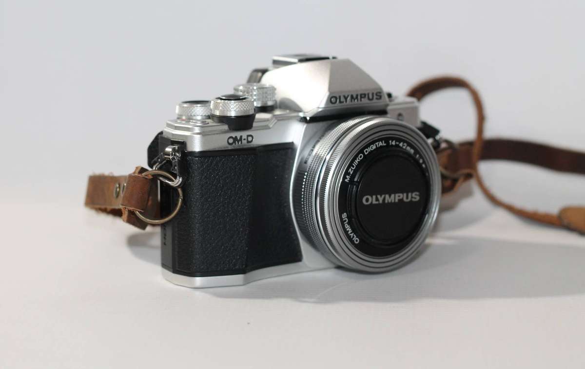 OLYMPUS OM-D E-M10 Mark II Mirrorless Camera WITH 14-42mm EZ Lens