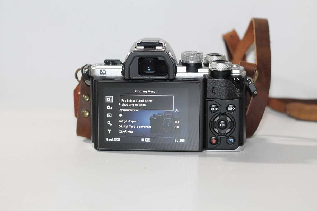 OLYMPUS OM-D E-M10 Mark II Mirrorless Camera WITH 14-42mm EZ Lens