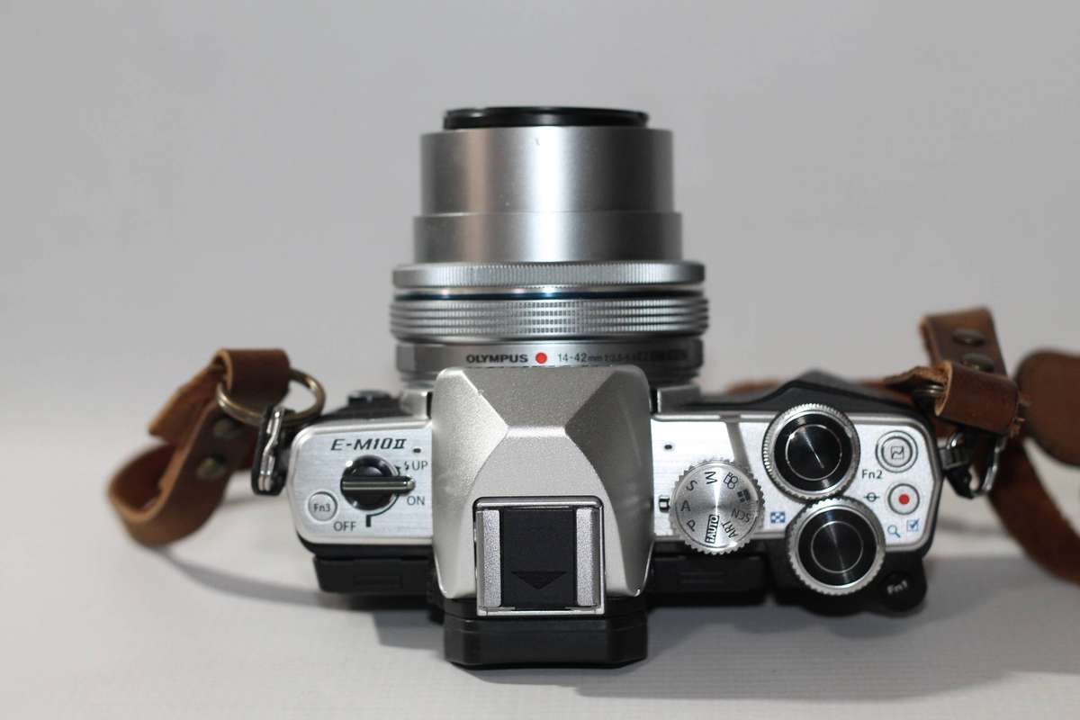 OLYMPUS OM-D E-M10 Mark II Mirrorless Camera WITH 14-42mm EZ Lens