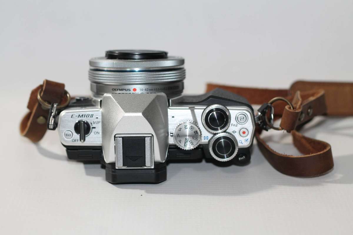 OLYMPUS OM-D E-M10 Mark II Mirrorless Camera WITH 14-42mm EZ Lens