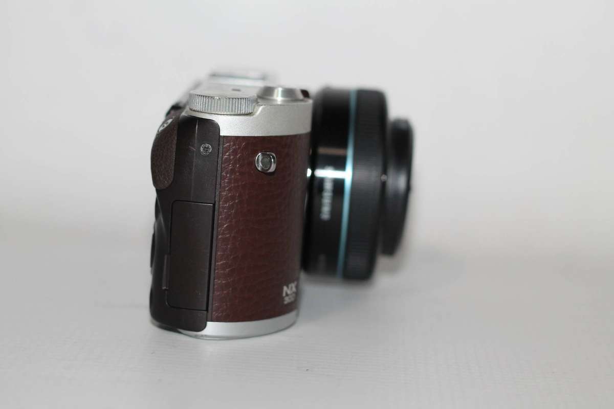 Samsung NX300 20.3MP CMOS Smart | WiFi | FULL HD | 3.31