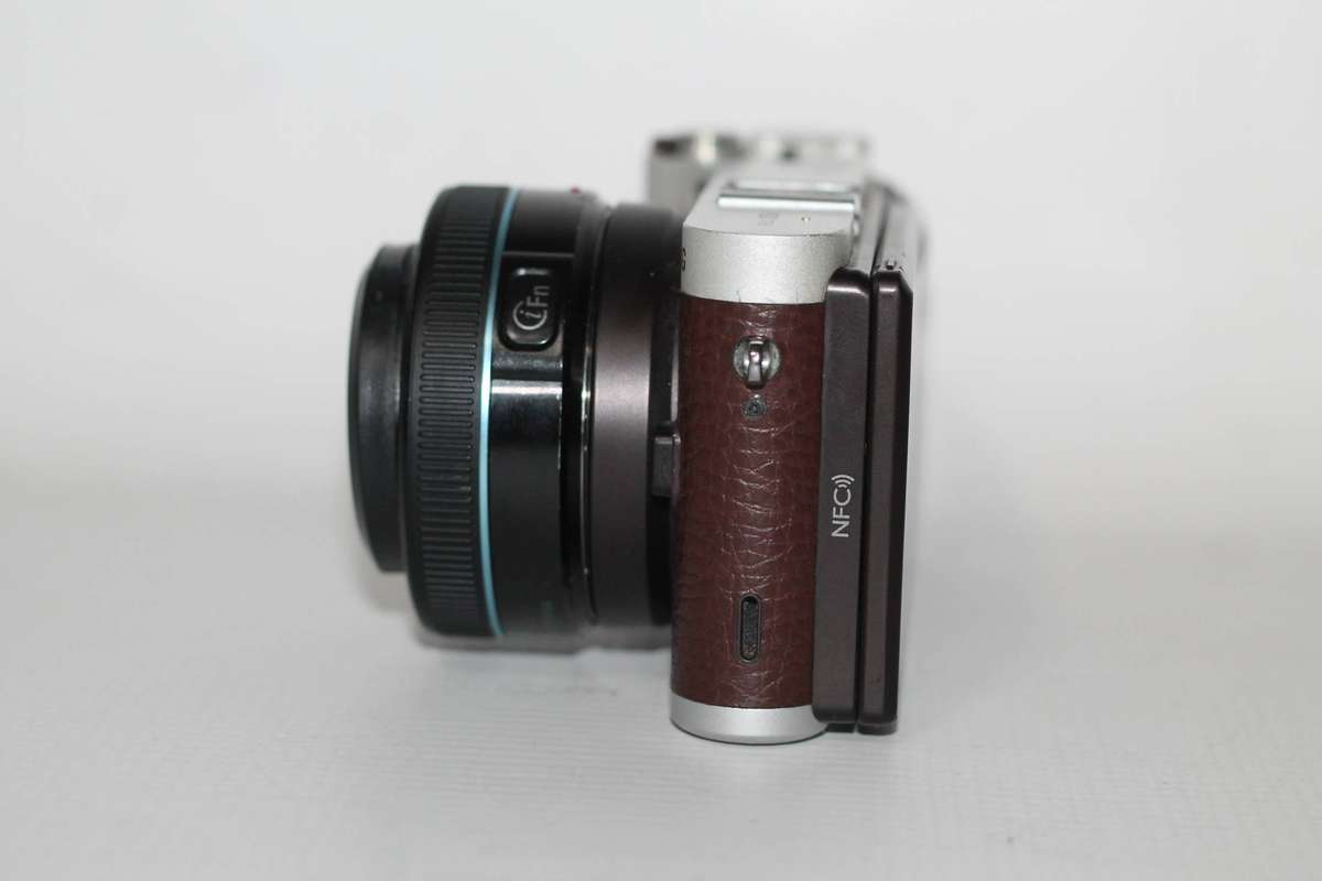 Samsung NX300 20.3MP CMOS Smart | WiFi | FULL HD | 3.31