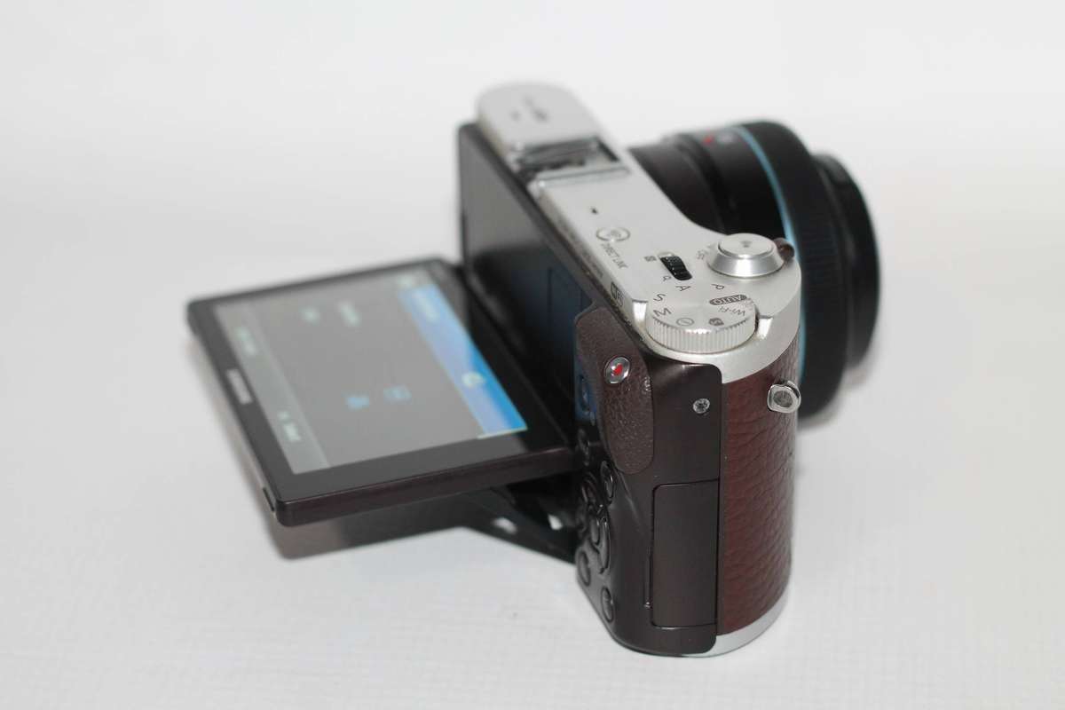 Samsung NX300 20.3MP CMOS Smart | WiFi | FULL HD | 3.31