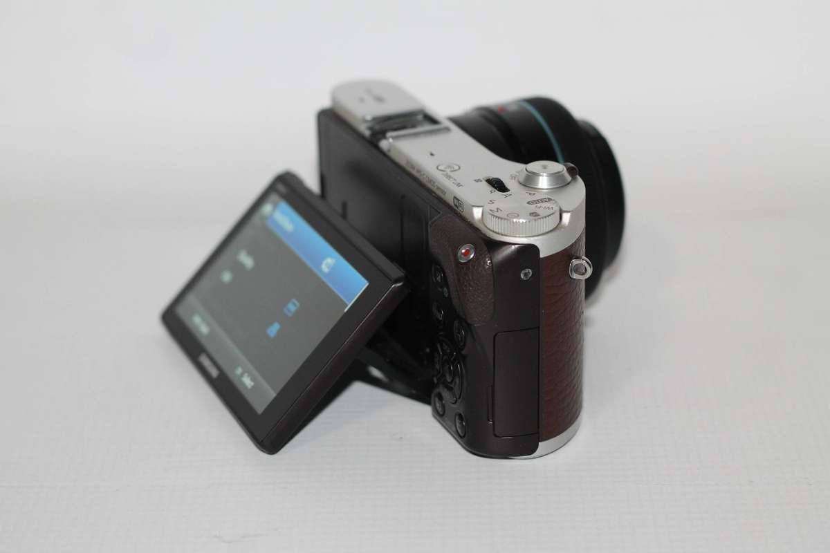 Samsung NX300 20.3MP CMOS Smart | WiFi | FULL HD | 3.31