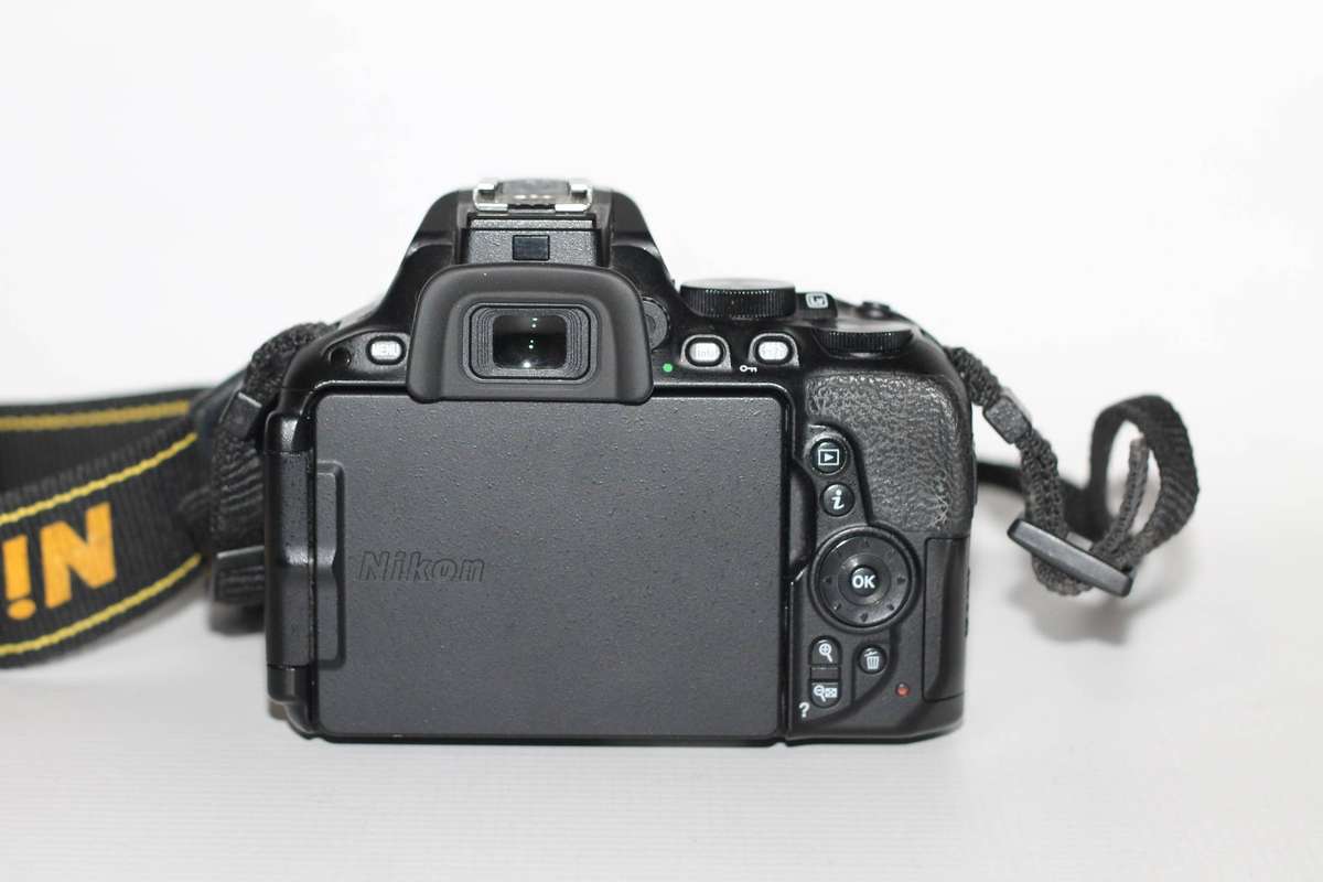 Nikon D5500 DX-format24PM  Digital SLR w/ 18-55mm VR Kit (Black)