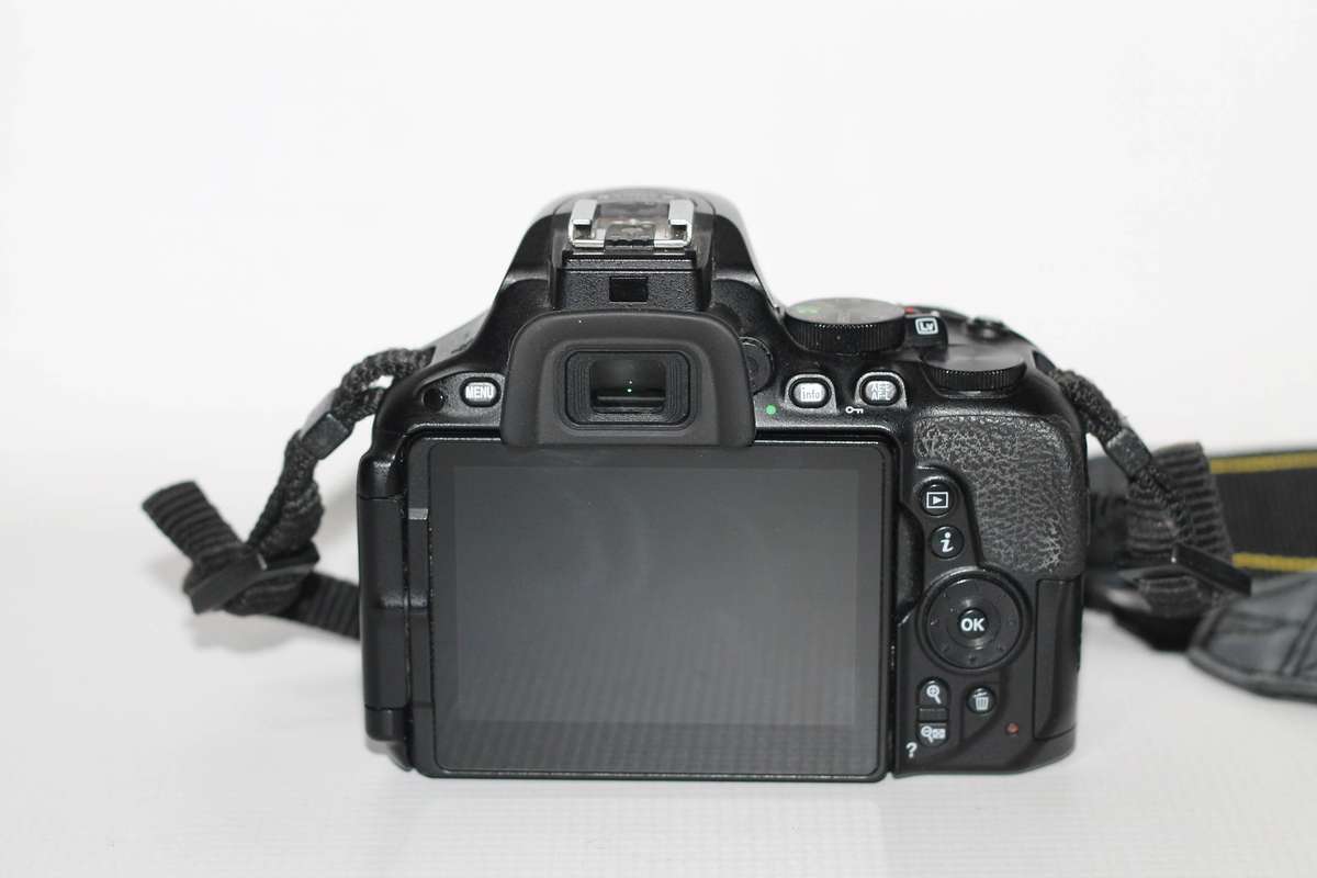 Nikon D5500 DX-format24PM  Digital SLR w/ 18-55mm VR Kit (Black)