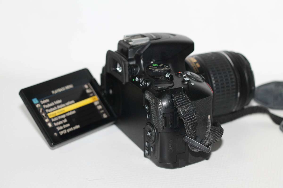 Nikon D5500 DX-format24PM  Digital SLR w/ 18-55mm VR Kit (Black)