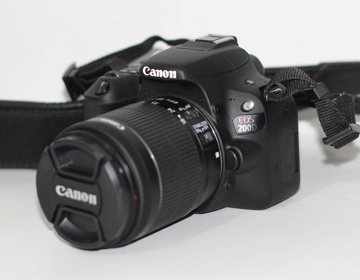 Canon EOS 200D DSLR with 18-55mm f/1.4-5.6 IS STM Lens EXCELLENT CONDITION