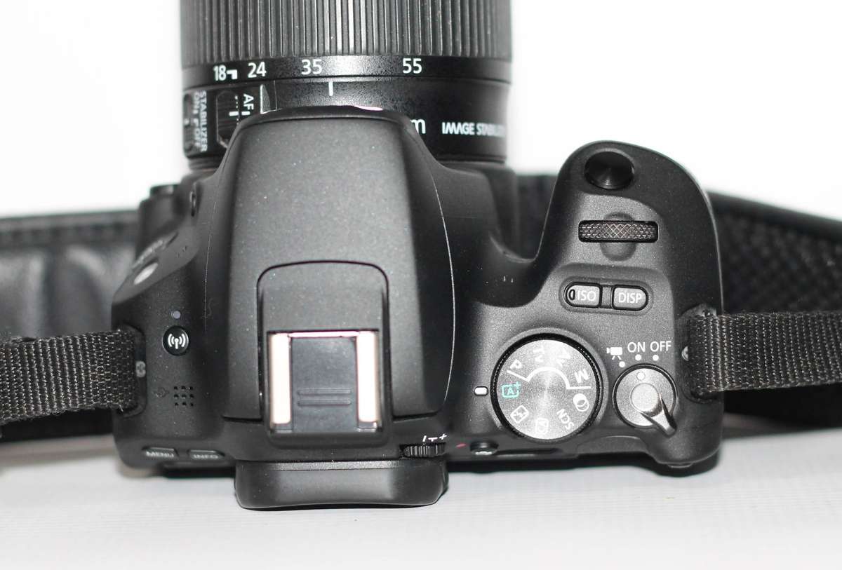 Canon EOS 200D DSLR with 18-55mm f/1.4-5.6 IS STM Lens EXCELLENT CONDITION