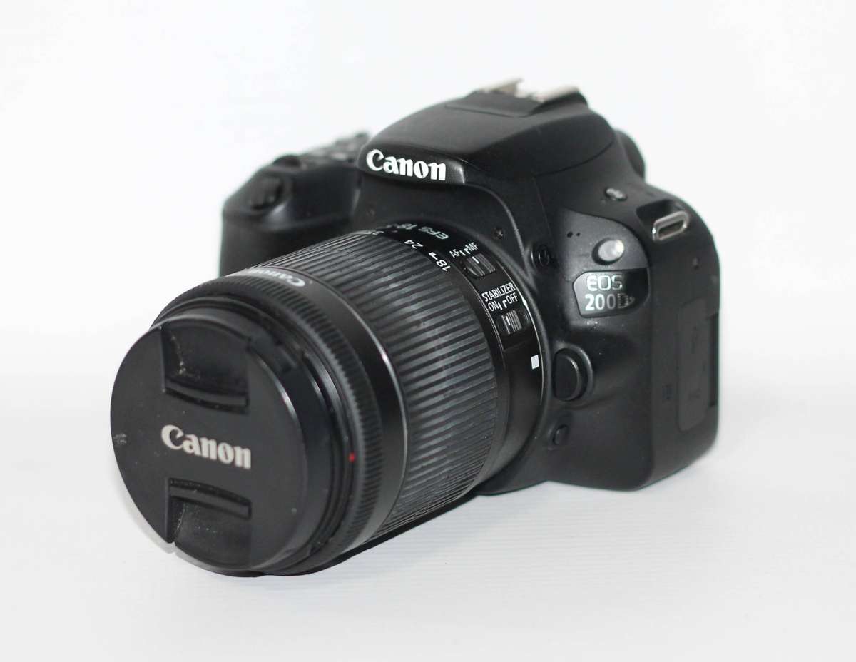 Canon EOS 200D DSLR with 18-55mm f/1.4-5.6 IS STM Lens ,VERY GOOD CONDITION