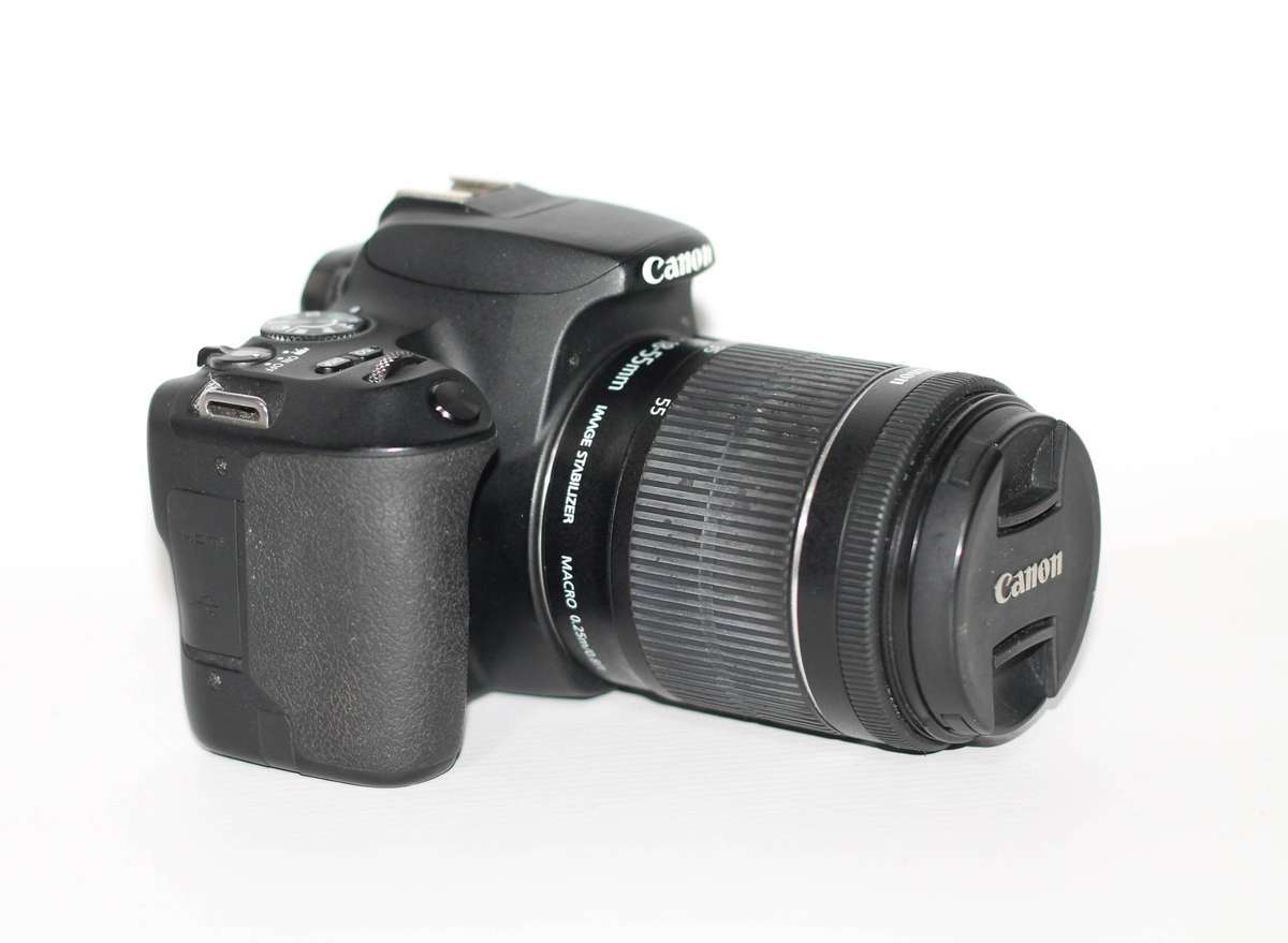 Canon EOS 200D DSLR with 18-55mm f/1.4-5.6 IS STM Lens ,VERY GOOD CONDITION