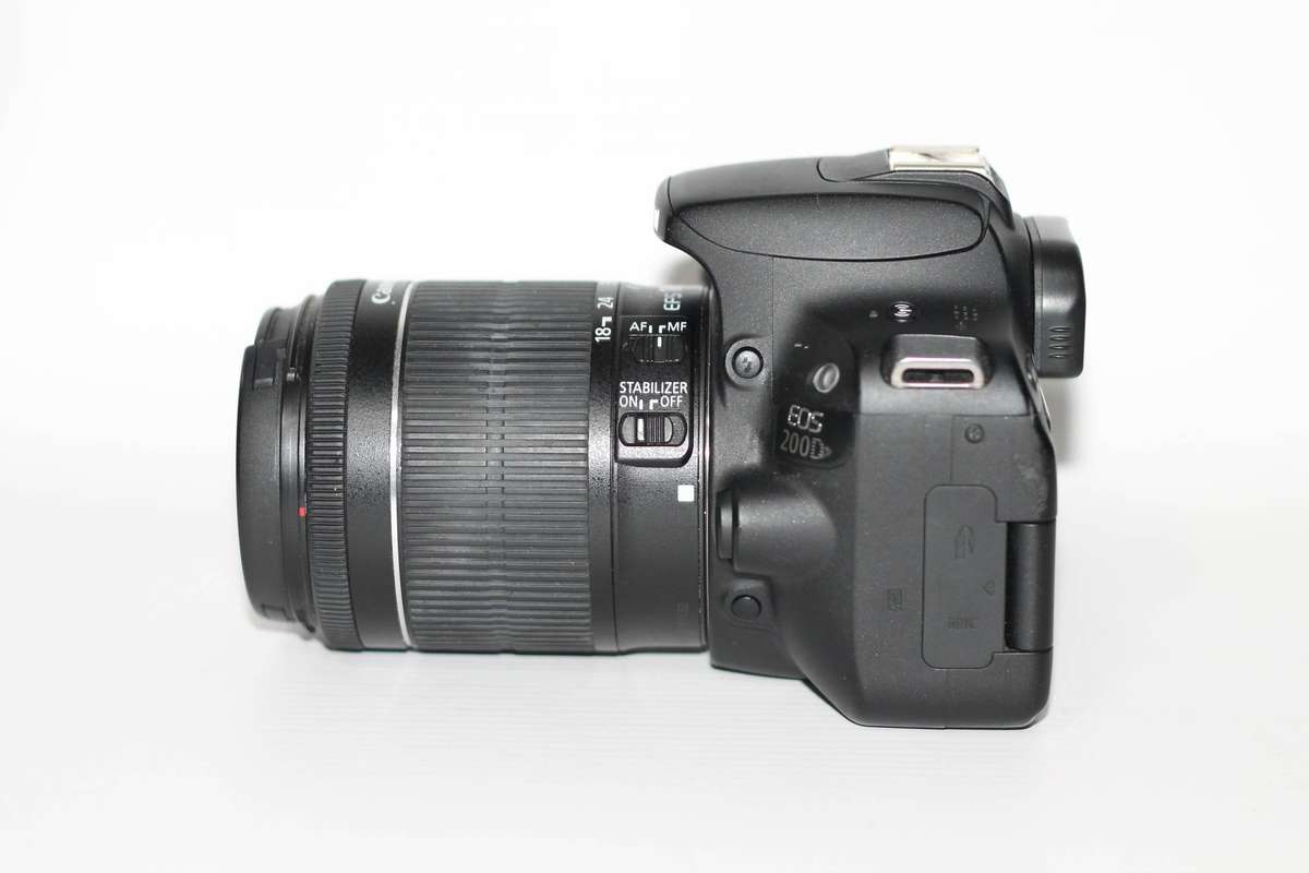 Canon EOS 200D DSLR with 18-55mm f/1.4-5.6 IS STM Lens ,VERY GOOD CONDITION