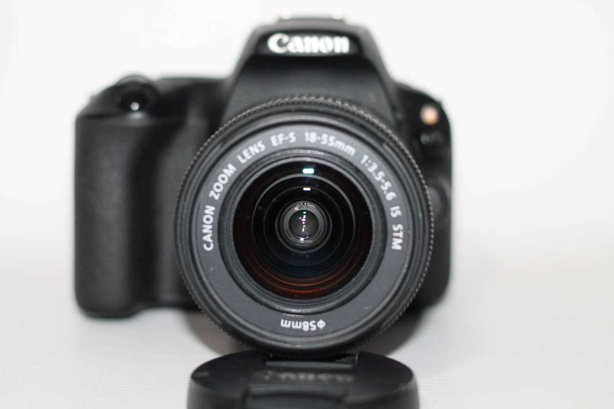 Canon EOS 200D DSLR with 18-55mm f/1.4-5.6 IS STM Lens ,VERY GOOD CONDITION