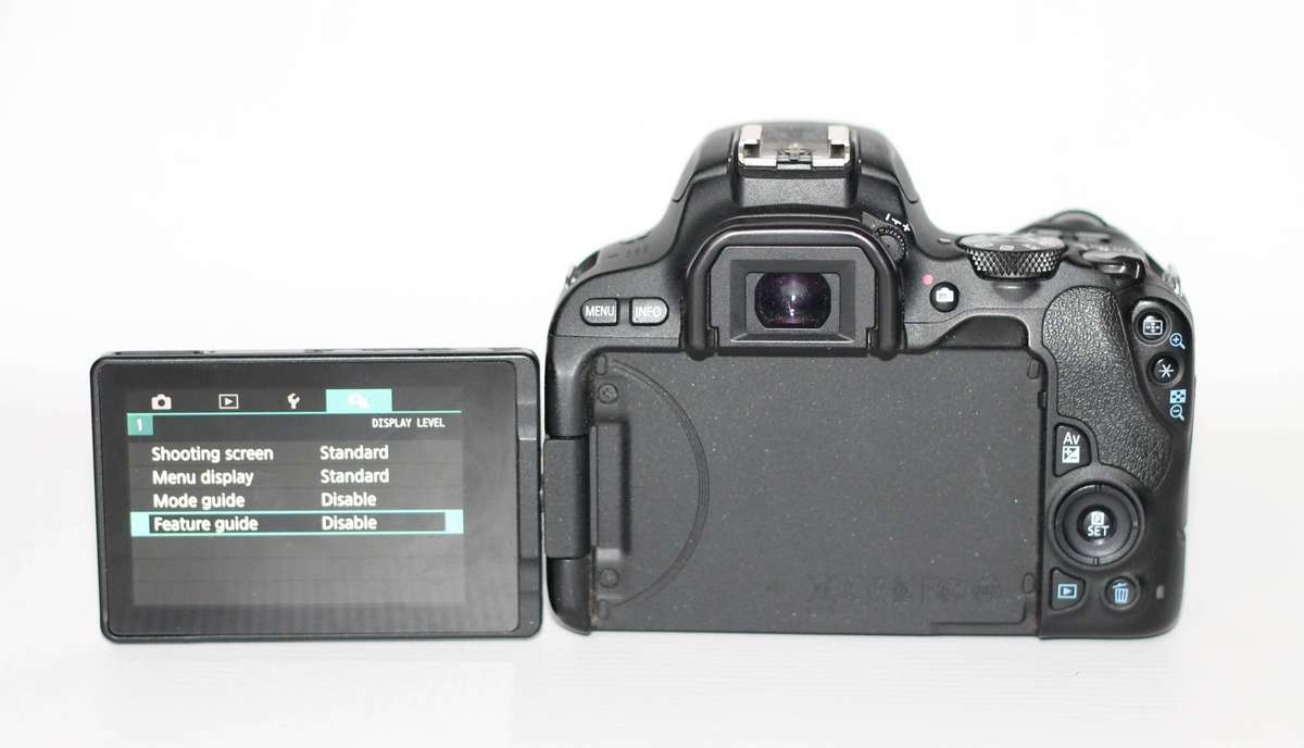 Canon EOS 200D DSLR with 18-55mm f/1.4-5.6 IS STM Lens ,VERY GOOD CONDITION