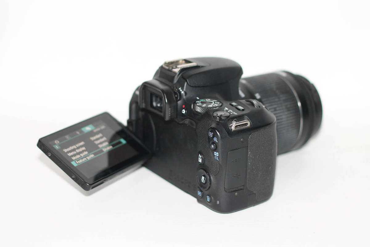 Canon EOS 200D DSLR with 18-55mm f/1.4-5.6 IS STM Lens ,VERY GOOD CONDITION