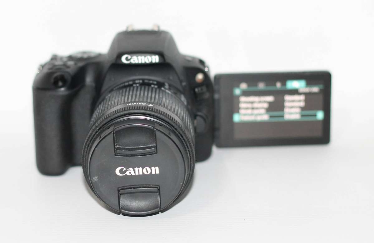 Canon EOS 200D DSLR with 18-55mm f/1.4-5.6 IS STM Lens ,VERY GOOD CONDITION