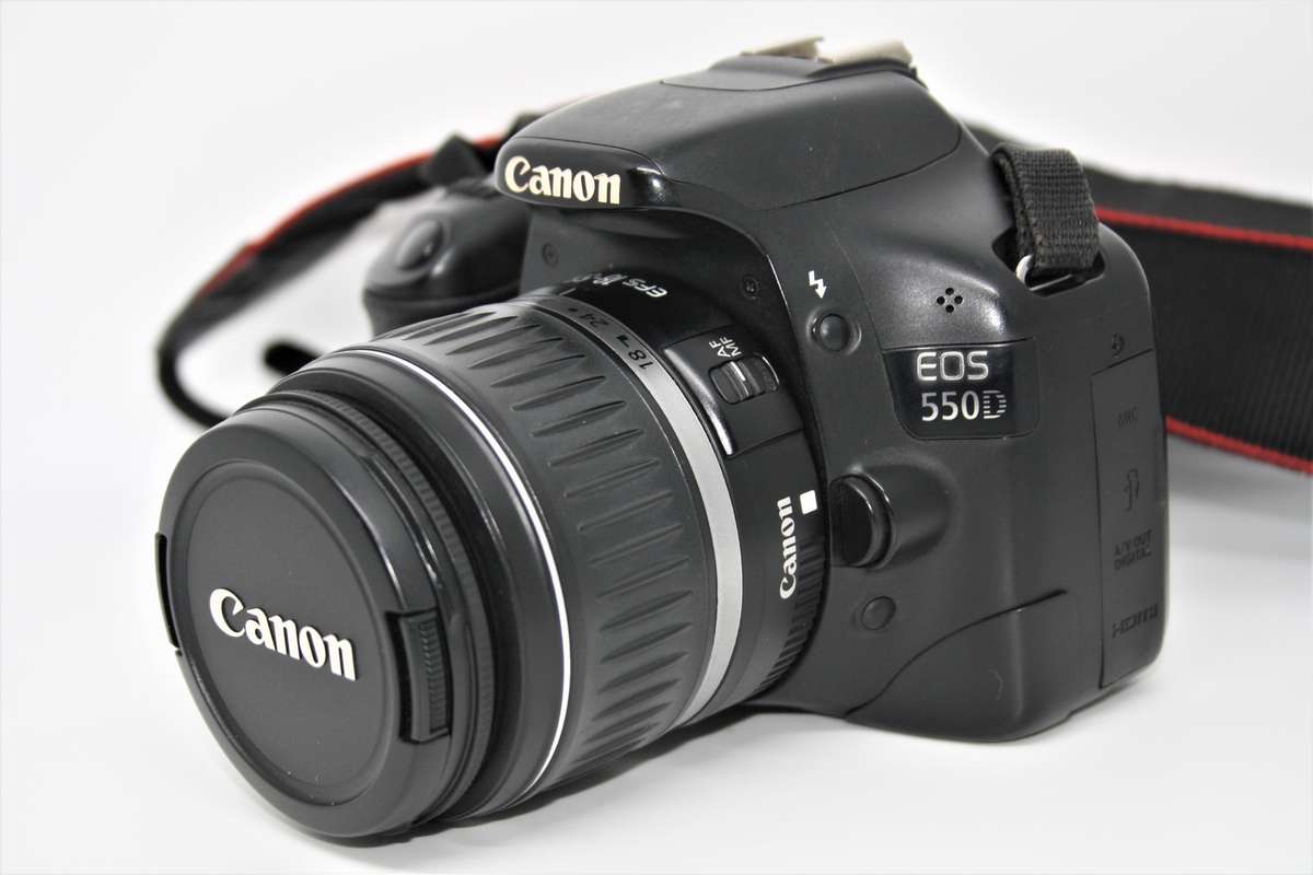 Canon EOS 550D  18 MP CMOS APS-C Digital SLR Camera with 3.0-Inch LCD and EF-S 18-55mm f/3.5-5.6 III