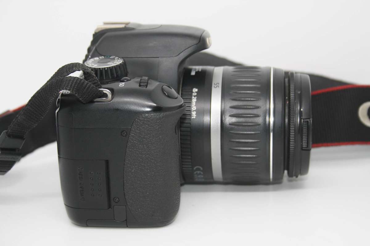 Canon EOS 550D  18 MP CMOS APS-C Digital SLR Camera with 3.0-Inch LCD and EF-S 18-55mm f/3.5-5.6 III