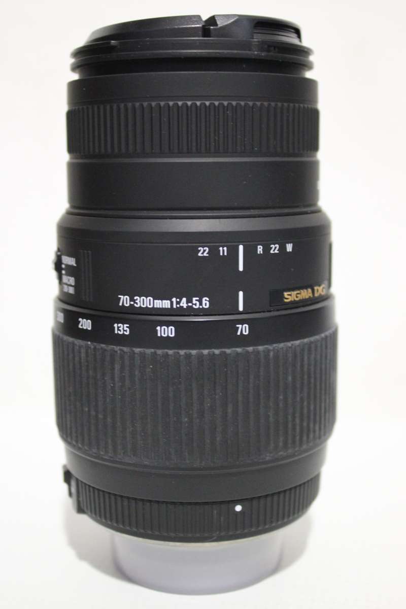 Sigma 70-300mm f/4-5.6 DG Macro Lens for NIKON EOS WITH LENS HOOD