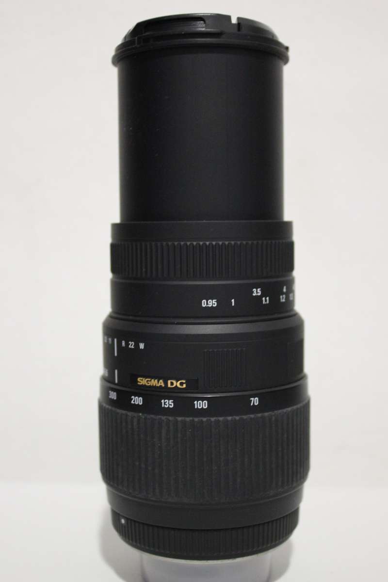 Sigma 70-300mm f/4-5.6 DG Macro Lens for NIKON EOS WITH LENS HOOD