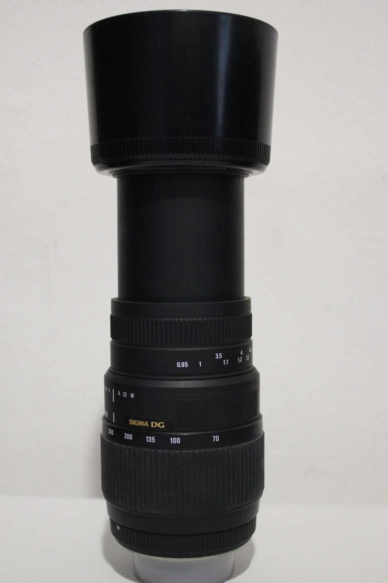 Sigma 70-300mm f/4-5.6 DG Macro Lens for NIKON EOS WITH LENS HOOD