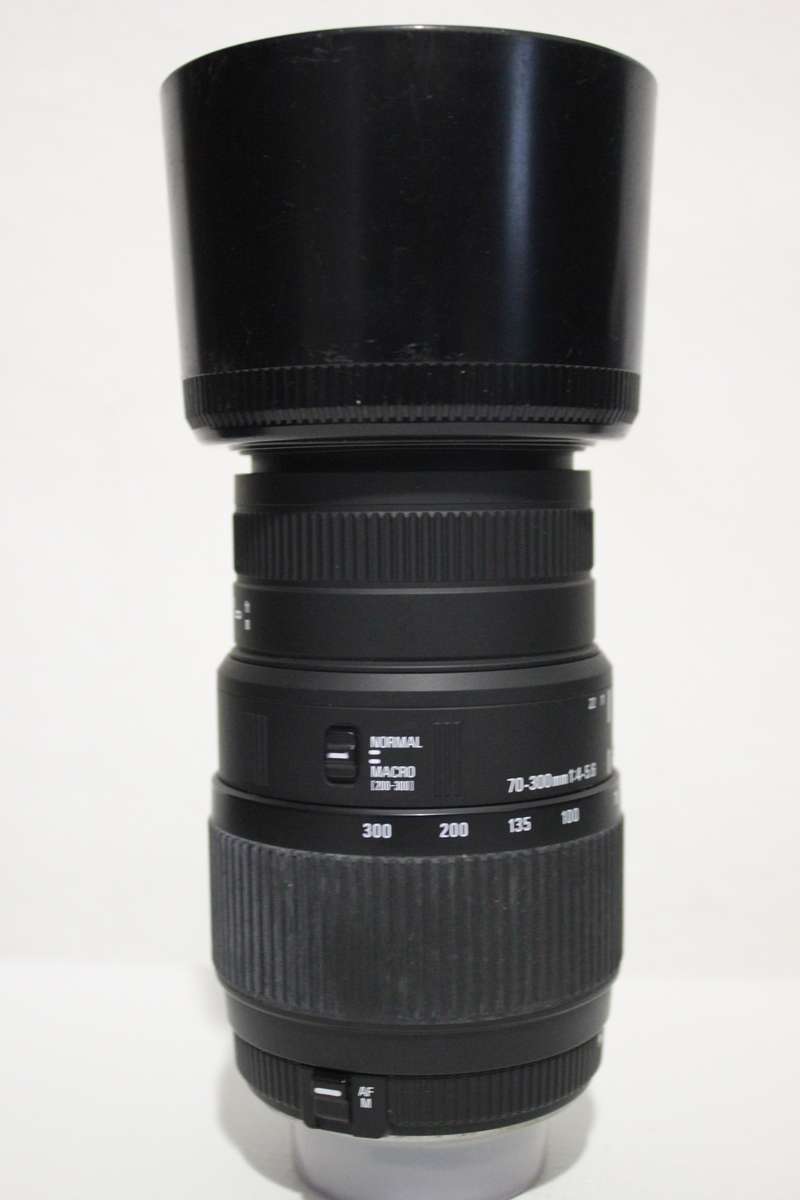 Sigma 70-300mm f/4-5.6 DG Macro Lens for NIKON EOS WITH LENS HOOD