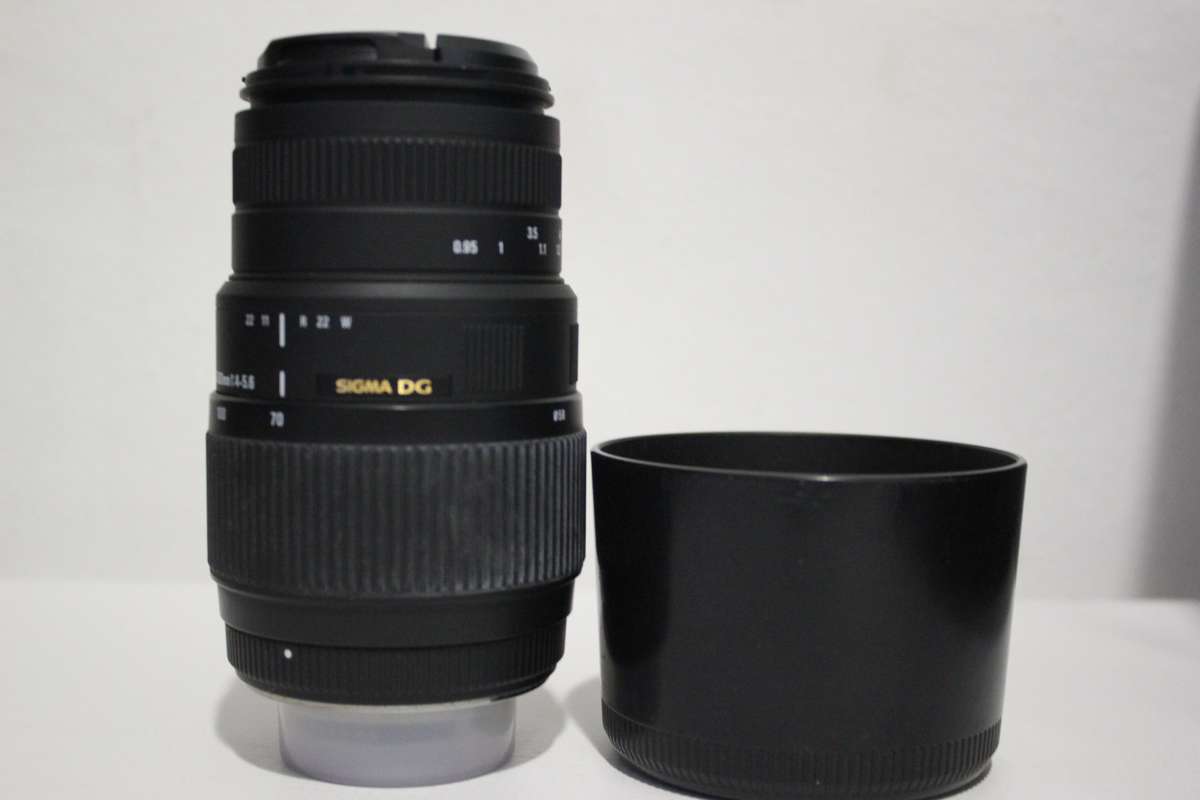 Sigma 70-300mm f/4-5.6 DG Macro Lens for NIKON EOS WITH LENS HOOD