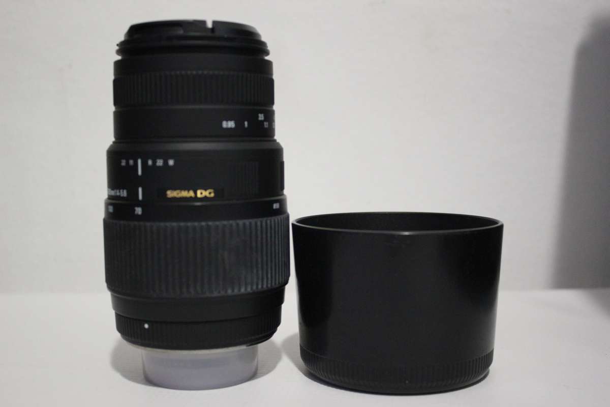 Sigma 70-300mm f/4-5.6 DG Macro Lens for NIKON EOS WITH LENS HOOD