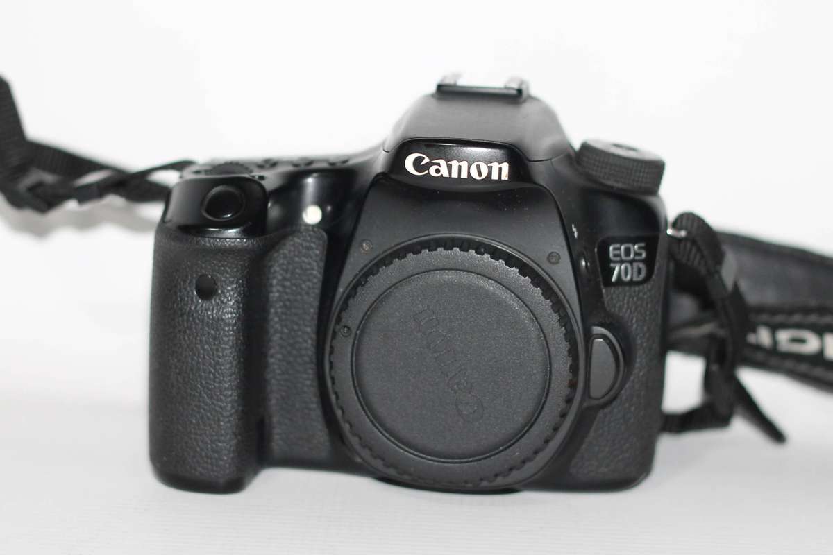 Canon EOS 70D DSLR Camera ( BODY ONLY ) WITH CHARGER