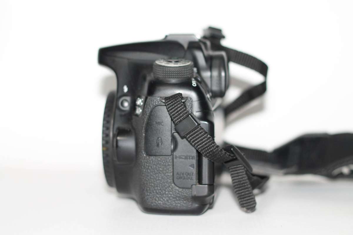 Canon EOS 70D DSLR Camera ( BODY ONLY ) WITH CHARGER