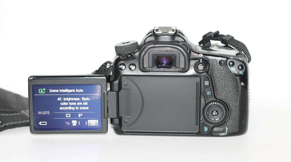 Canon EOS 70D DSLR Camera ( BODY ONLY ) WITH CHARGER