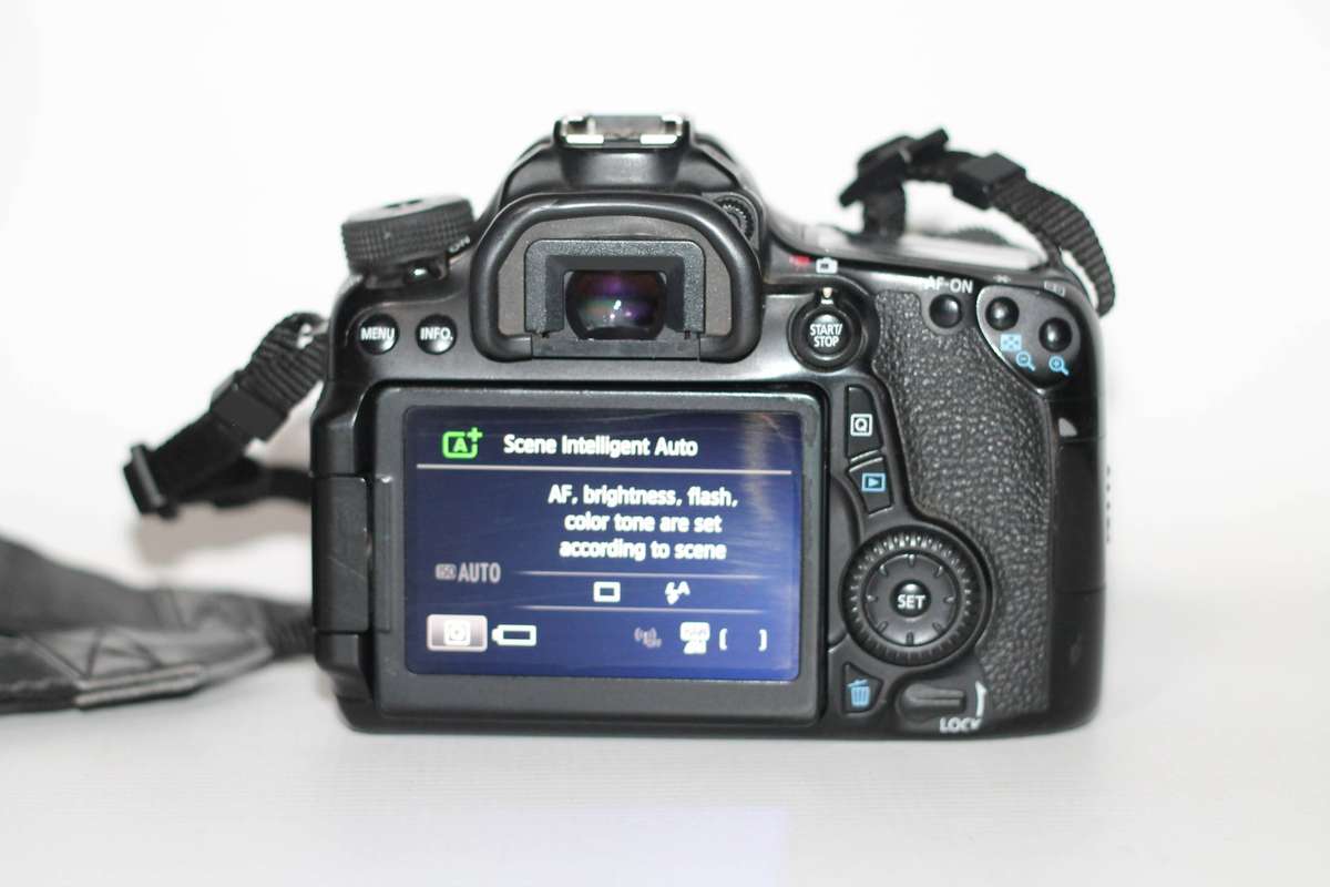 Canon EOS 70D DSLR Camera ( BODY ONLY ) WITH CHARGER