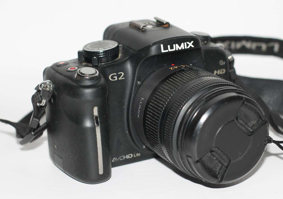 Panasonic Lumix DMC-G2 12.1 MP Live MOS Mirrorless Camera Touch Screen LCD and 14-42mm Lumix G Lens