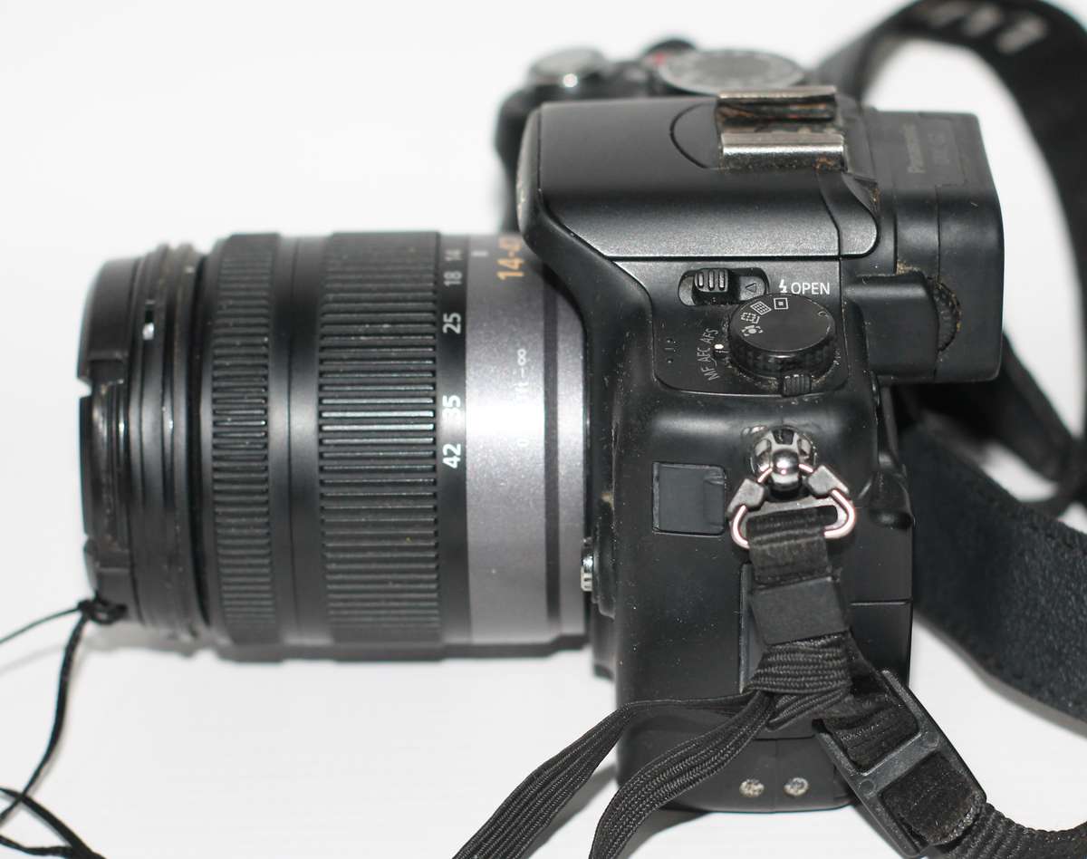 Panasonic Lumix DMC-G2 12.1 MP Live MOS Mirrorless Camera Touch Screen LCD and 14-42mm Lumix G Lens