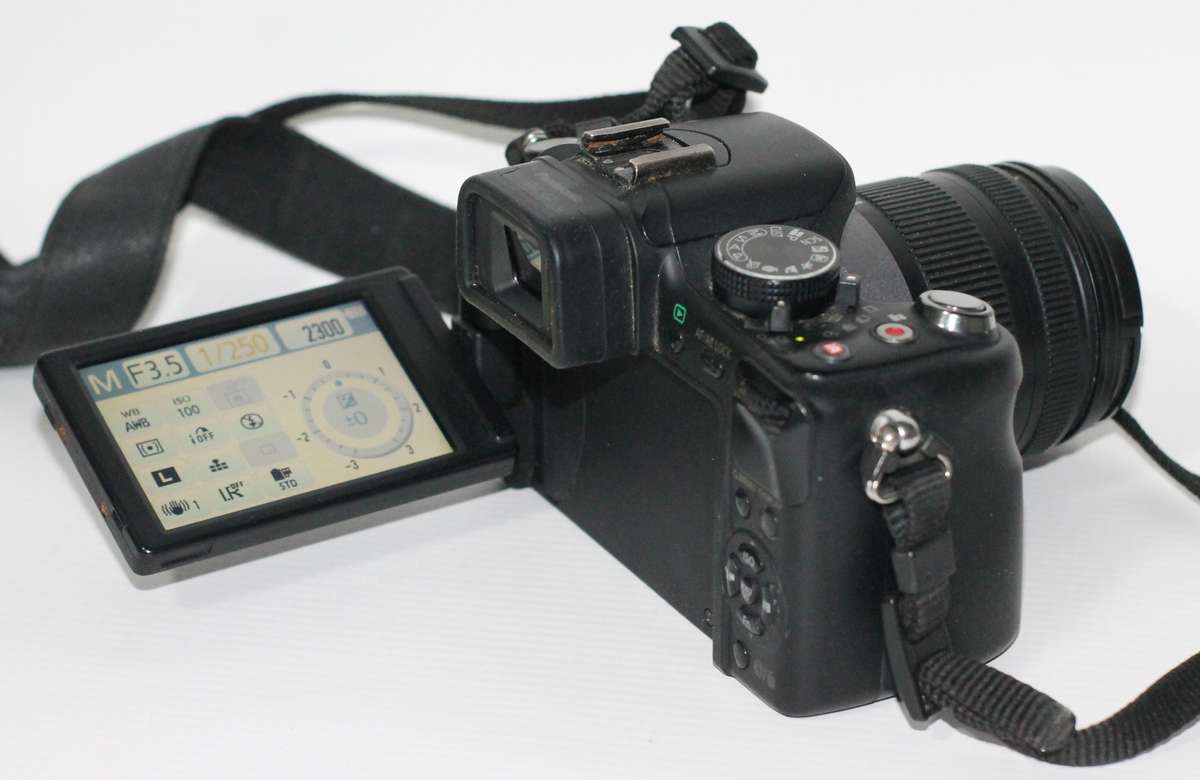 Panasonic Lumix DMC-G2 12.1 MP Live MOS Mirrorless Camera Touch Screen LCD and 14-42mm Lumix G Lens