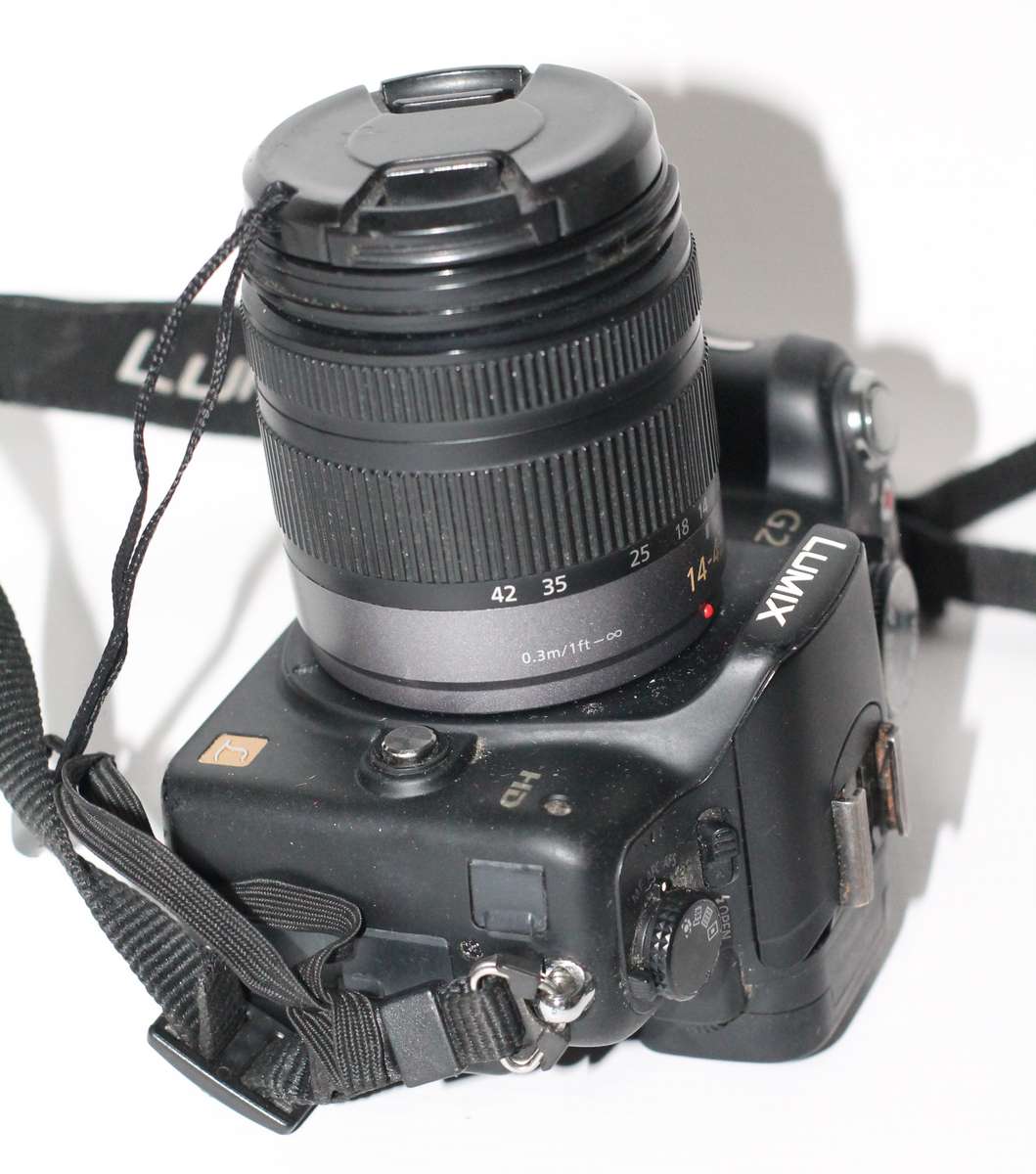 Panasonic Lumix DMC-G2 12.1 MP Live MOS Mirrorless Camera Touch Screen LCD and 14-42mm Lumix G Lens
