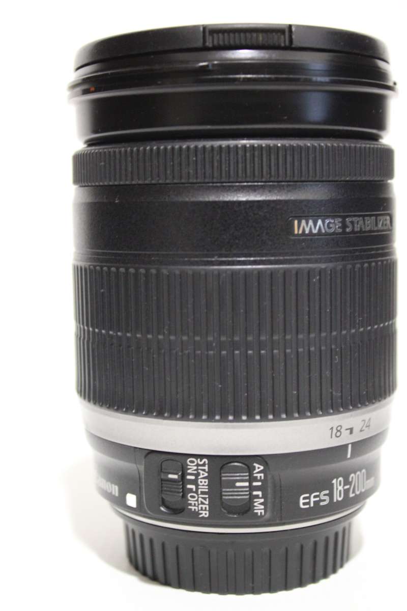 CANON EF-S 18-200mm f/3.5-5.6 IS IN VERY GOOD CONDITION