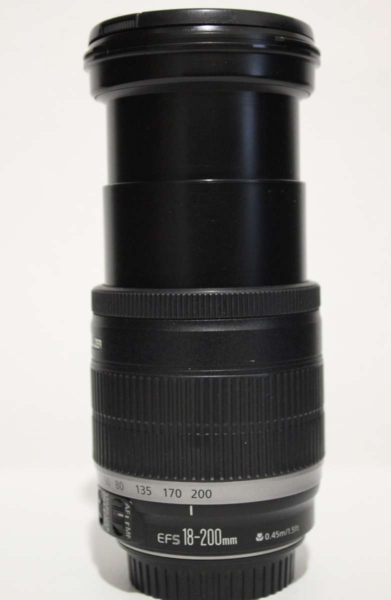 CANON EF-S 18-200mm f/3.5-5.6 IS IN VERY GOOD CONDITION
