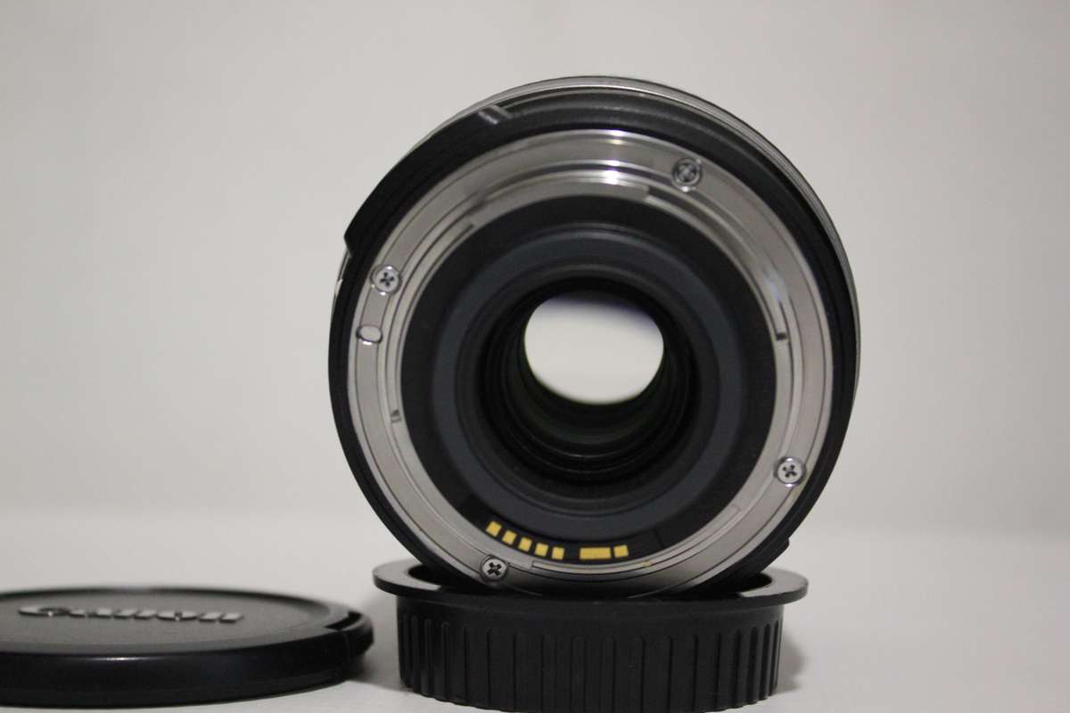 CANON EF-S 18-200mm f/3.5-5.6 IS IN VERY GOOD CONDITION