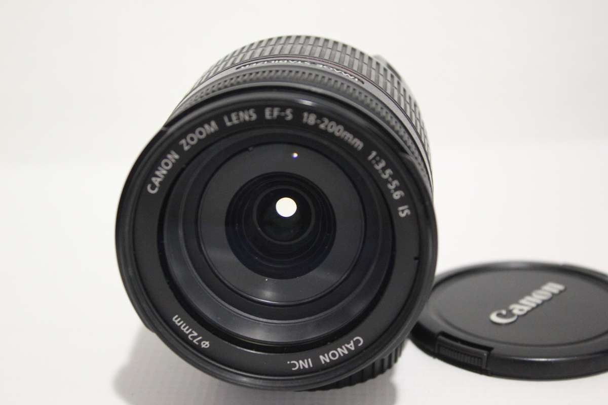 CANON EF-S 18-200mm f/3.5-5.6 IS IN VERY GOOD CONDITION