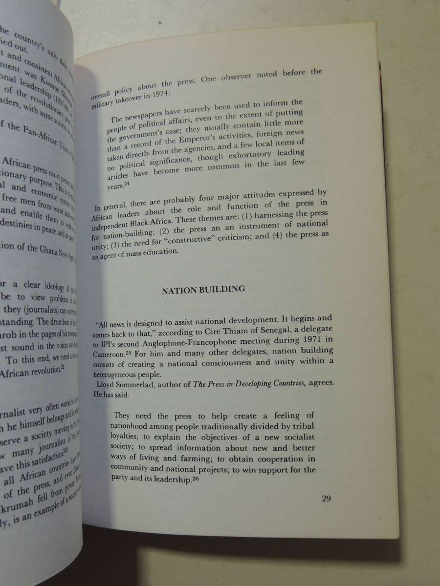 Mass Media In Black Africa - Dennis L. Wilcox