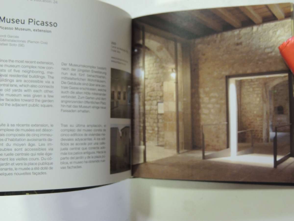 Barcelona: Architecture & Design- ed Sabina Marreiros