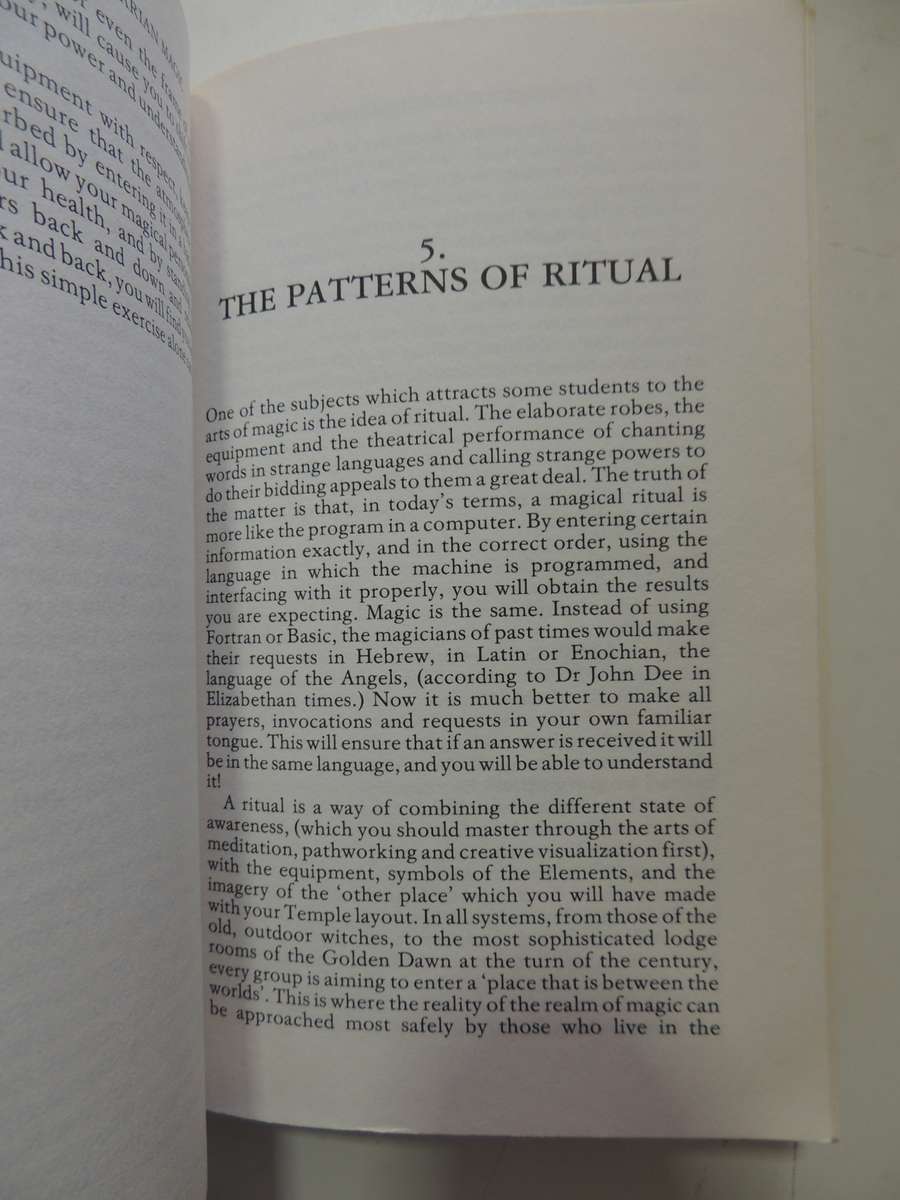 Experiments In Aquarian Magic - A Guide tot the Magical Arts & Skills that will Unlock- Marian Green