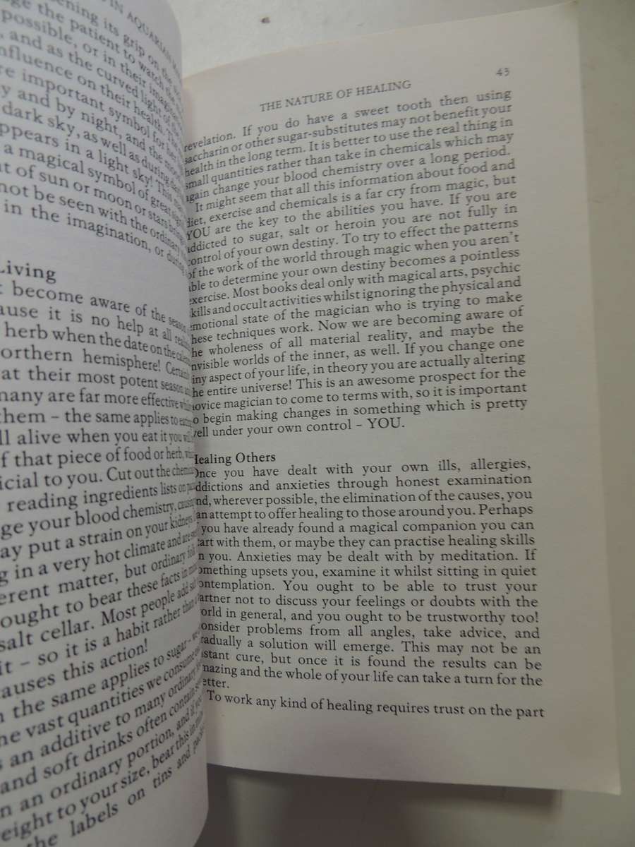 Experiments In Aquarian Magic - A Guide tot the Magical Arts & Skills that will Unlock- Marian Green