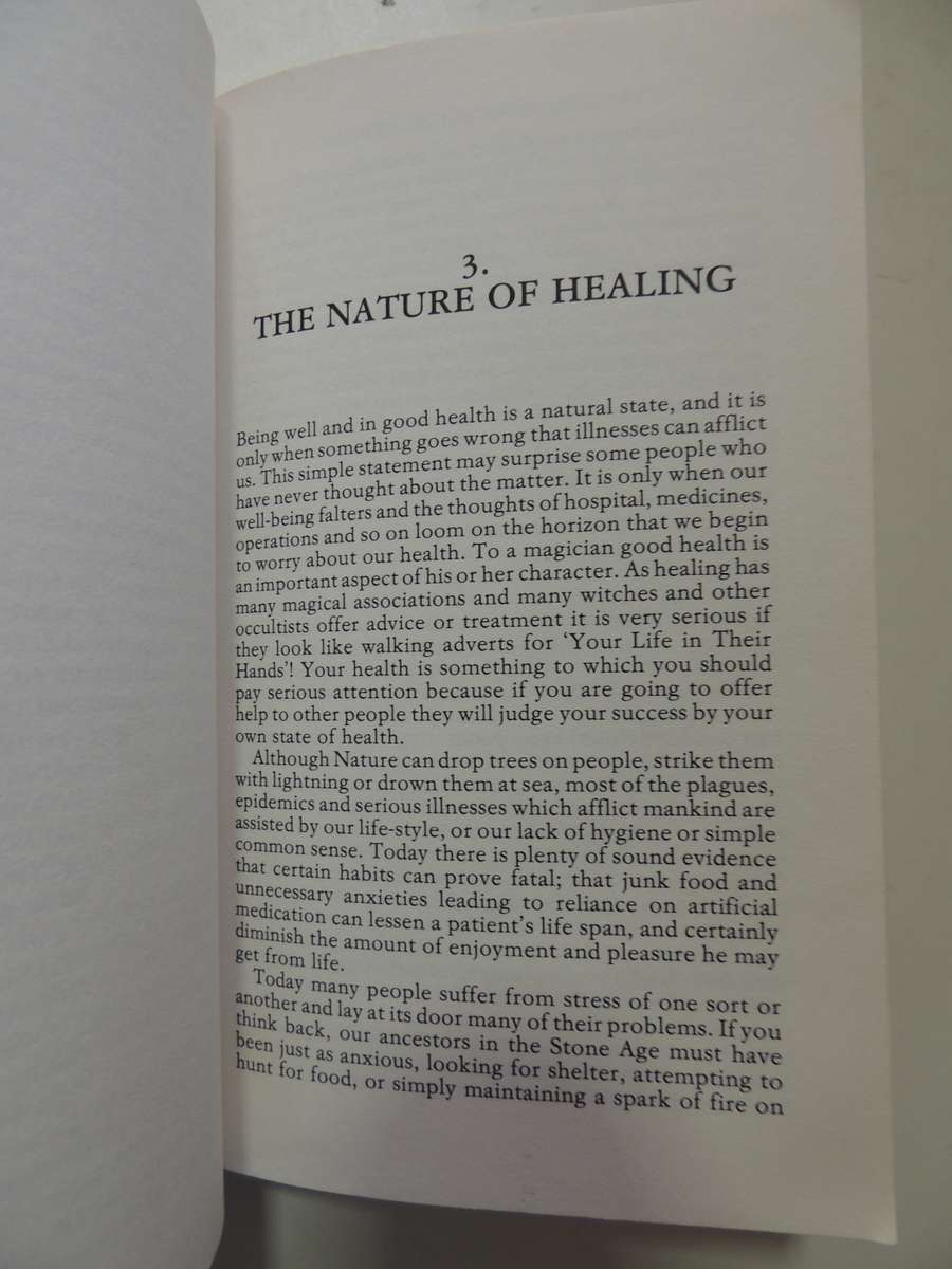 Experiments In Aquarian Magic - A Guide tot the Magical Arts & Skills that will Unlock- Marian Green