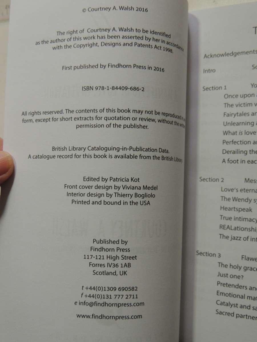 Dear Human: A Manifesto Of Love, Invitation And Invocation To Humanity - Courtney Walsh