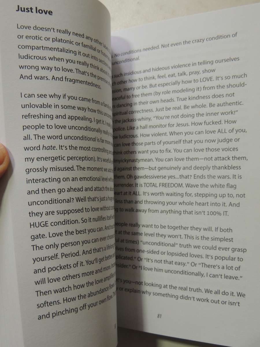 Dear Human: A Manifesto Of Love, Invitation And Invocation To Humanity - Courtney Walsh